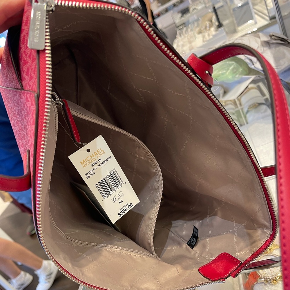 MICHAEL KORS Marilyn Medium Signature Logo Tote Bag
Dark Raspberry
NWT - Picture 14 of 16